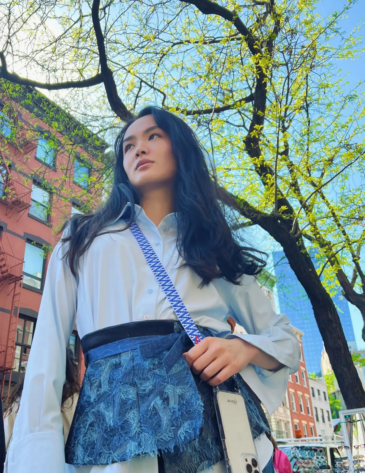 BLISS Fashion Magazine April 23 - mit NOOMYA Handyband True Blue in blau-weiß extra breite Handykette gewebt mit passender Handyhülle - das Must - Have Accessoire für den Sommer 2023