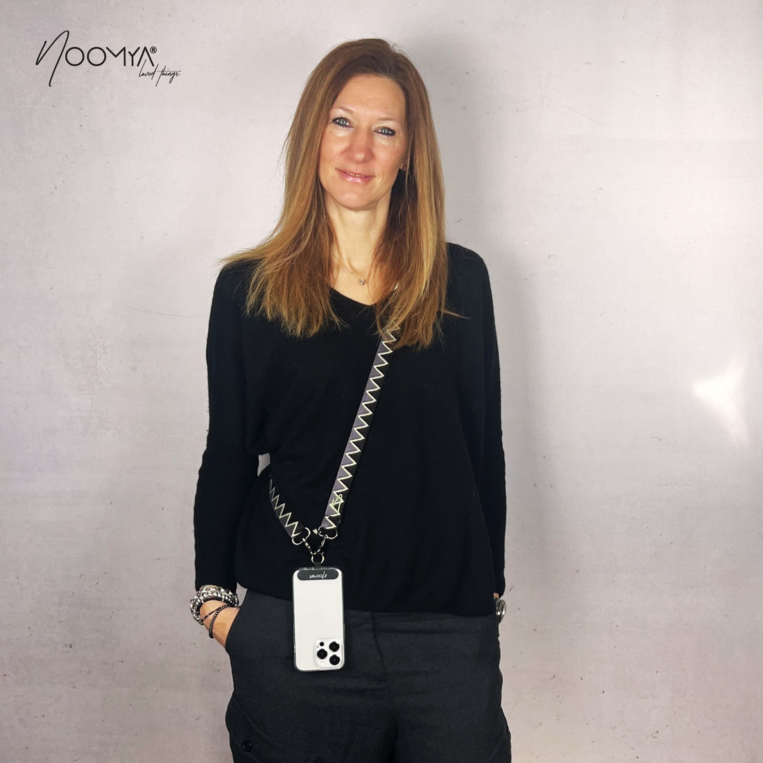 Handyband Moon Safari als Crossbody getragen