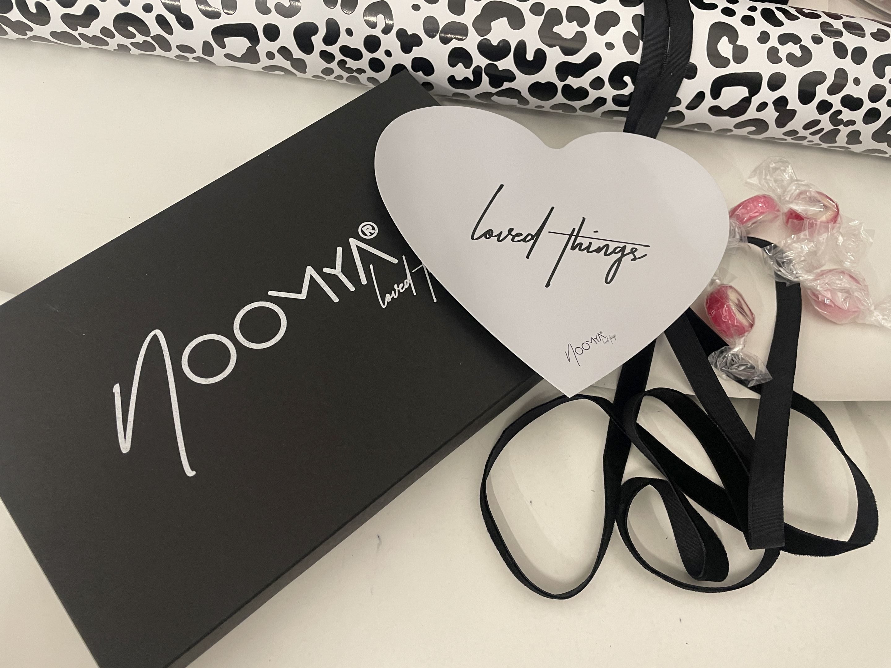 NOOMYA breite Handybänder das perfekte Geschenk und wir verpacken es für Dich gleich als Geschenk