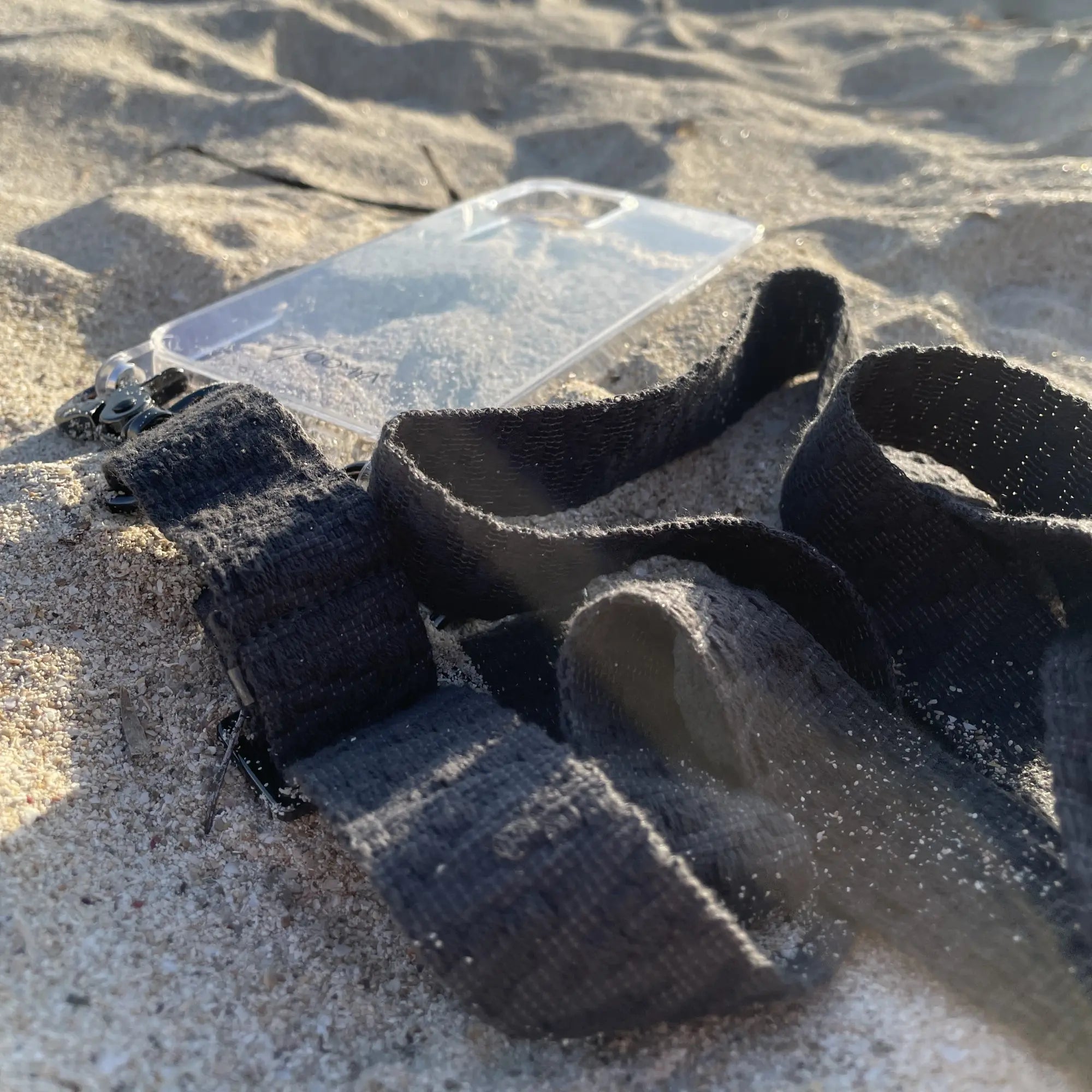 NOOMYA breites Handyband Handykette Dunkelgrau mit Karabiner zum Wechseln und passender Handyhülle mit Ösen zum Umhängen