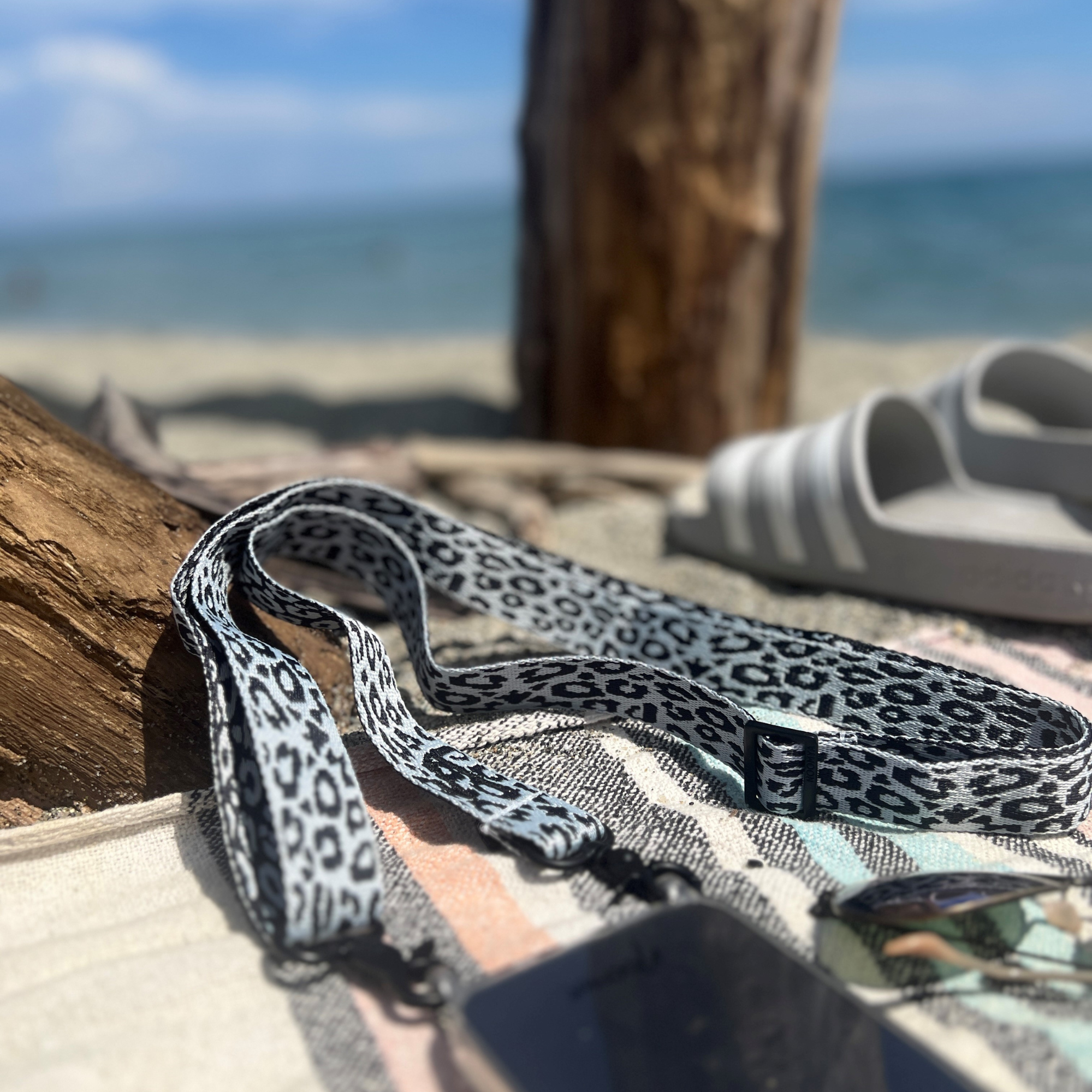 Breites Handyband | universal für alle Handymodelle inkl Adapter | Dein stylisher Begleiter | Wild Soul Leo - Ghost Grey