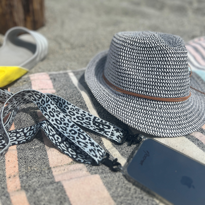 Breites Handyband | universal für alle Handymodelle inkl Adapter | Dein stylisher Begleiter | Wild Soul Leo - Ghost Grey