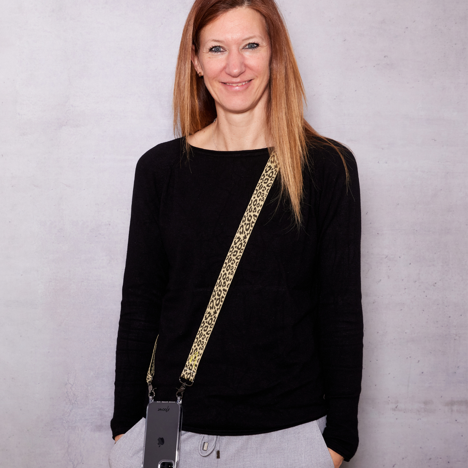 Wild Soul Leo – Green Hope Handyband getragen als Crossbody