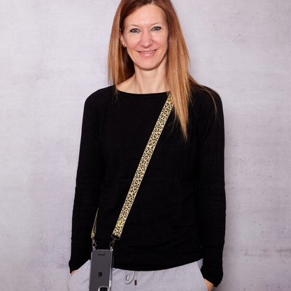 Wild Soul Leo – Green Hope Handyband getragen als Crossbody