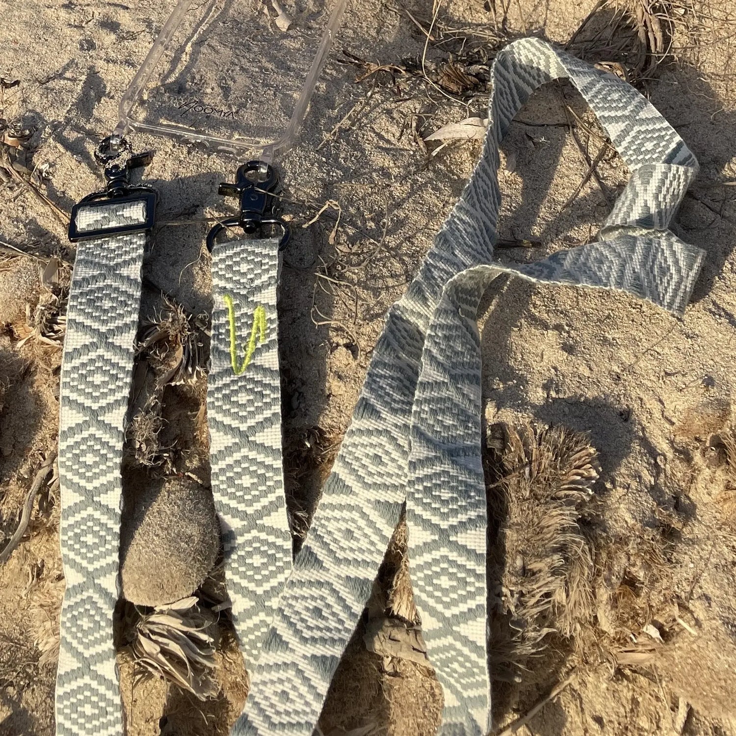 NOOMYA breites Handyband Sea Salt universell mit Aadapter zum Umhängen 