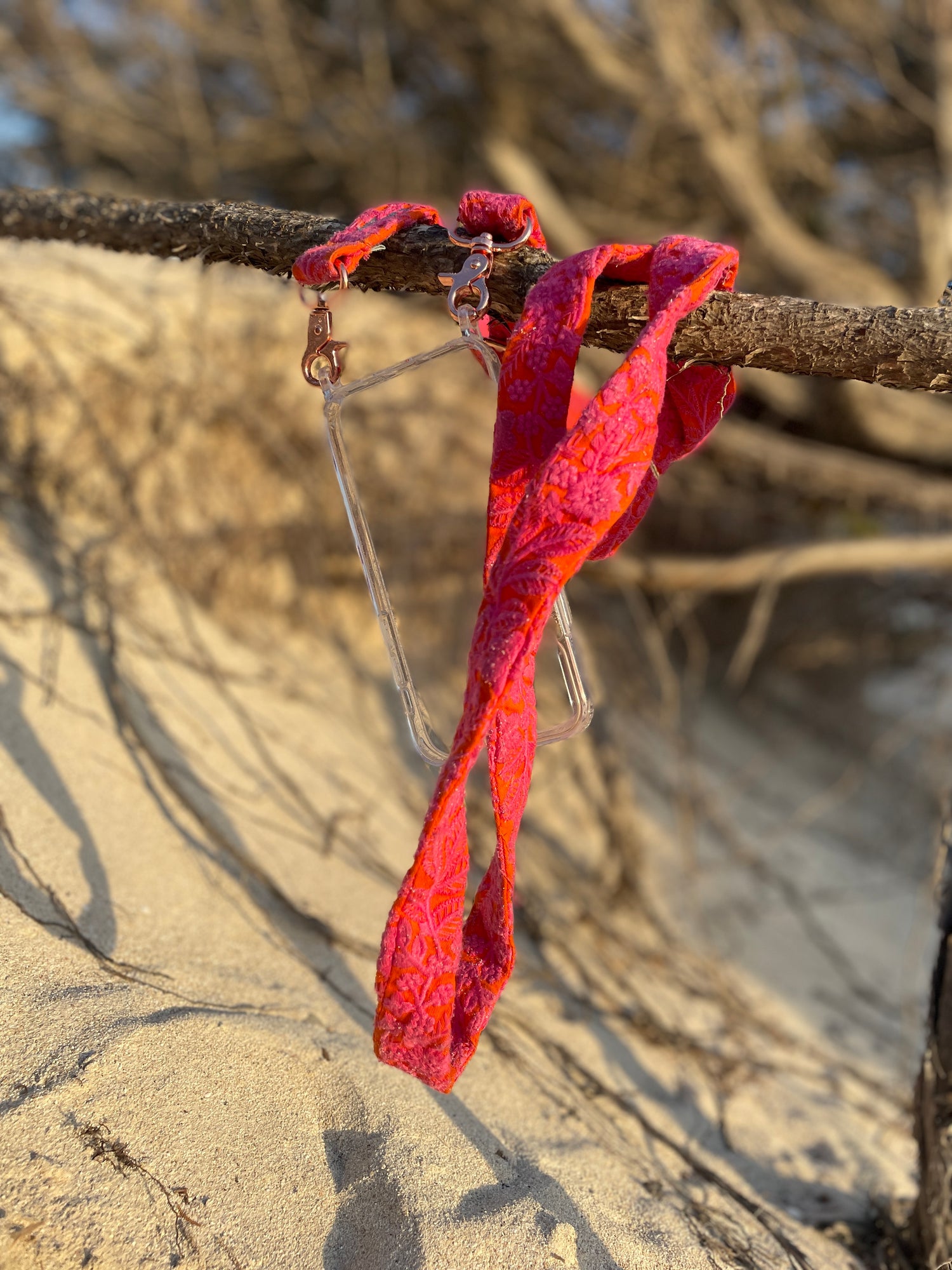 Aufwendig besticktes NOOMYA Handyband breit Pink Popsicle in leuchtendem Orange mit Pinkfarbener Blumenstickerei beidseitig bestickt aus Baumwolle mit Roséfarbenen Karabinern zum einfachen wechseln. Handykette zum Umhängen mit passendem Kosmetiktäschchen. Der perfekte Urlaubsbegleiter und ein schönes Geschenk!